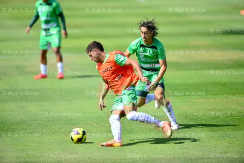 Club Santos entrenó con fuerza este jueves, bajo el sol lagunero y con el presidente del club observando desde lo lejos, en silencio, pero presente.