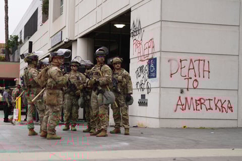 Protestan contra redadas masivas de migrantes en Los Ángeles