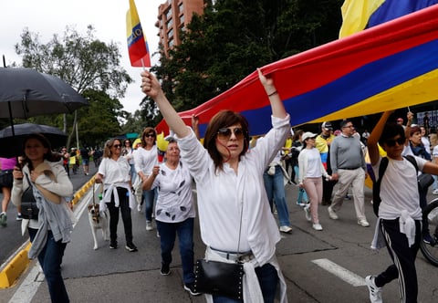 Se movilizan en Colombia tras atentado contra el senador Miguel Uribe Turbay