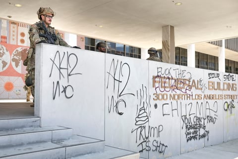 Crecen redadas y protestas en Los Angeles