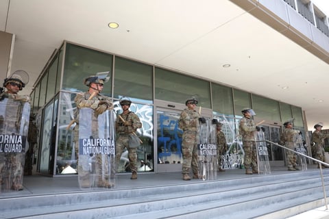 Crecen redadas y protestas en Los Angeles