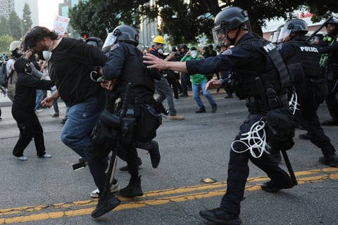 Crecen redadas y protestas en Los Angeles