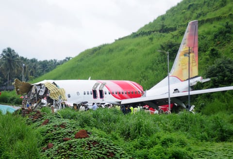 Avión con 242 personas se estrella contra residencia estudiantil en la India