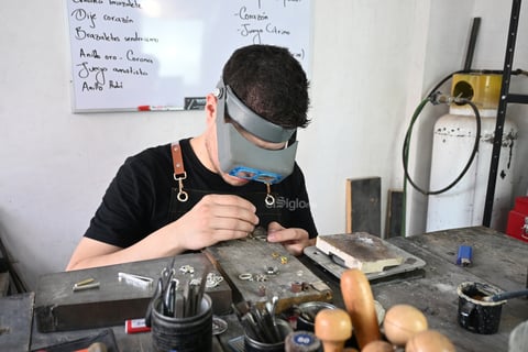 Gustavo López, el lagunero que transforma historias en joyas