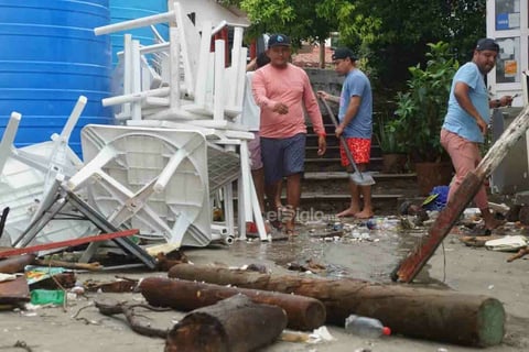 EUM20250619NAC15.JPG
OAXACA, Oax. Hurricane/Huracán-Oaxaca.- Jueves, 19 de junio de 2025. Elementos de la Marina ayudan en trabajos de limpieza y sacar embarcaciones enterradas en la playa, luego del paso del huracán 'Erick'. Foto: Agencia EL UNIVERSAL/Edwin Hernández/EMG