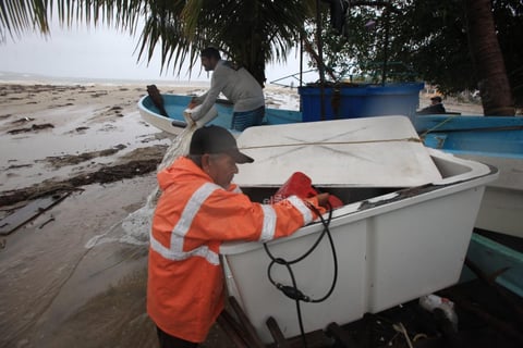 Huracán Erick ocasiona daños tras tocar tierra en Oaxaca
