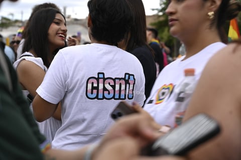 Cientos toman las calles para celebrar el Día del Orgullo LGBTI