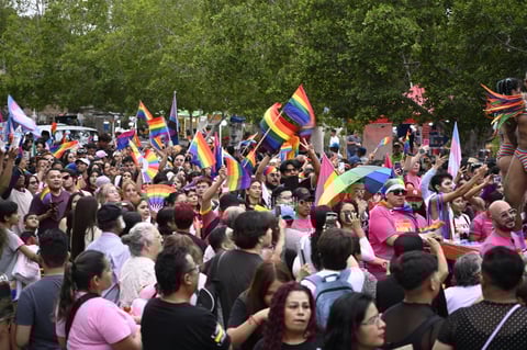 Cientos toman las calles para celebrar el Día del Orgullo LGBTI