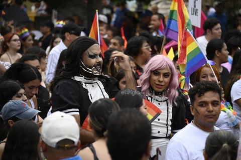 Cientos toman las calles para celebrar el Día del Orgullo LGBTI