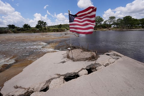 Inundaciones en Texas dejan más de 100 muertos y más de 160 desaparecidos
