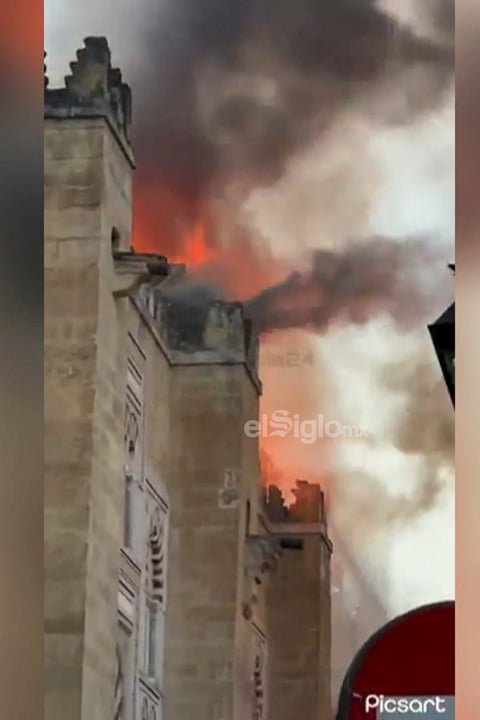 CÓRDOBA, 08/08/2025.- El incendio declarado este viernes en el interior de la Mezquita-Catedral de Córdoba, Patrimonio de la Humanidad, originado en una de las capillas y que se ha extendido hasta las cubiertas, ya está acotado y en proceso de extinción, según han informado a EFE fuentes del Cabildo Catedral. El fuego se habría originado sobre las 21:15 horas en una capilla ubicada en las naves de Almanzor y que se estaba utilizando como almacén de la maquinaria que se usa habitualmente en el templo, aunque se desconocen las causas que han originado las llamas. EFE/Captura de vídeo cedido por los usuarios de X Hugo Piña y Enrique Lancis SOLO USO EDITORIAL/SOLO DISPONIBLE PARA ILUSTRAR LA NOTICIA QUE ACOMPAÑA (CRÉDITO OBLIGATORIO)