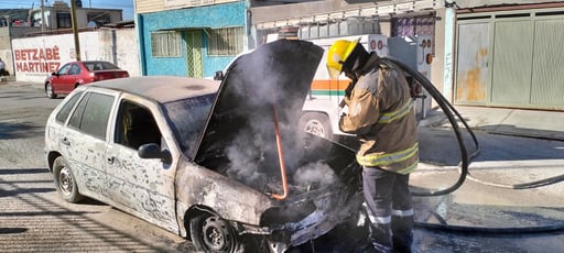 Imagen Vehículo se incendia en la colonia Nogales de Gómez Palacio