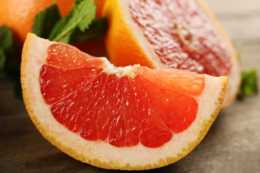 La toronja es una fruta que tiene muchas propiedades benéficas para la salud.