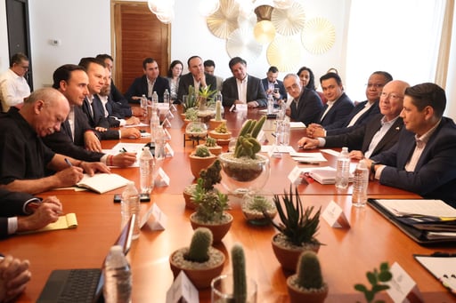 El gobernador Manolo Jiménez en reunión con Ken Salazar, embajador de los Estados Unidos en México. (ARCHIVO)