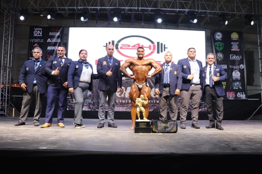 Junto al cuerpo de experimentados jueces, Edgar Valadez festejó la obtención del campeonato absoluto (ESPECIAL)