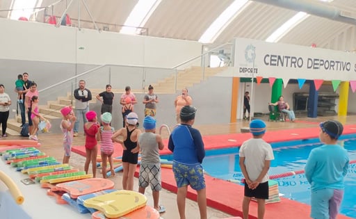 Los niños reciben en Gómez Palacio, las clases de natación (ESPECIAL)