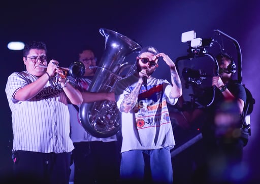 Sabino durante su concierto en Poliforum de Torreón. (RAMÓN SOTOMAYOR)