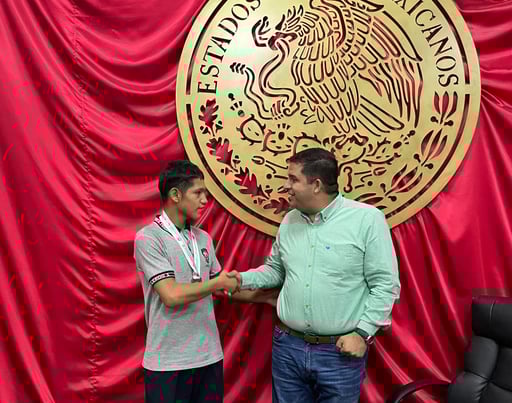 Imagen Alcalde de Lerdo se reunió con joven que ganó bronce en juegos de la CONADE
