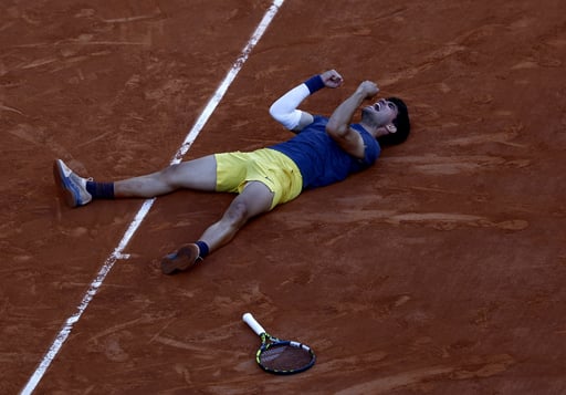 Carlos Alcaraz luego de conquistar el torneo de Roland Garros. (EFE)
