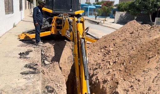 Construcción del nuevo colector en la esquina que forman las calles Herreros y Rubén Jaramillo. (DIANA GONZÁLEZ)