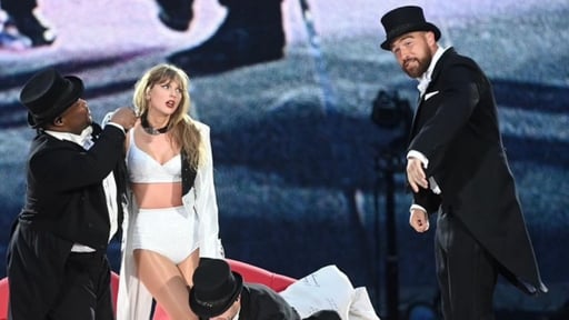 Imagen VIDEO: Travis Kelce sorprende al subir al escenario junto a Taylor Swift