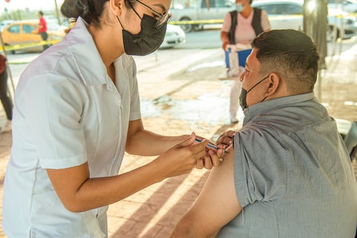 Los saltillenses han tenido acceso a la vacuna de Pfizer a través de varias farmacias de la ciudad. (ARCHIVO) 