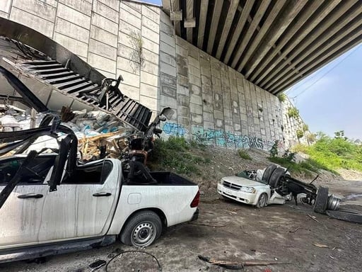 Imagen Tráiler choca y se cae de puente de la autopista Saltillo-Monterrey; hay 7 lesionados