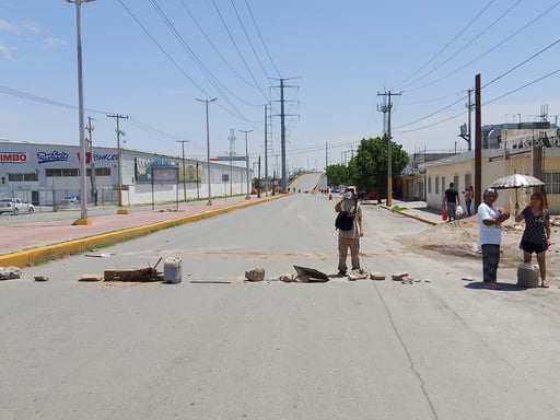 Habitantes de la Colonia Ampliación Lázaro Cárdenas de Torreón se manifestaron en diversos puntos de la ciudad. (EL SIGLO DE TORREÓN)
