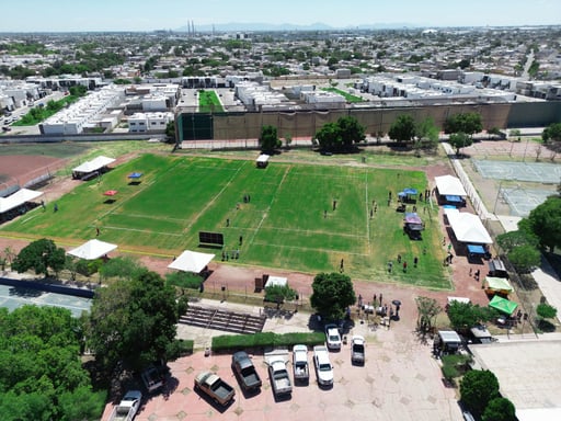 La reapertura de la cancha fue un evento lleno de emoción, competencia y ambiente familiar celebrando el regreso del tochito bandera. (CORTESÍA)