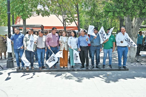 El presidente municipal lerdense Homero Martínez Cabrera fue el encargado de ondear la bandera de salida para los competidores de esta tradicional . (Especial)