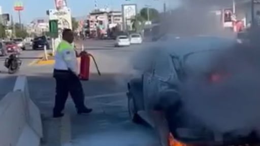 Imagen Se incendia vehículo de persona de la tercera edad; agente de vialidad lo ayuda