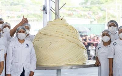 Imagen Oaxaca rompe récord Guiness con el quesillo más grande del mundo