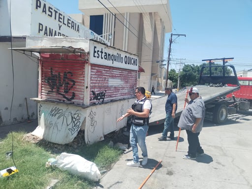 El personal de Plazas y Mercados retiró una estructura de taberete que estaba deteriorada y daba
mala imagen de la ciudad. (CORTESÍA)