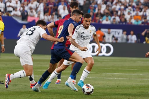 Imagen Intentan reanudar el Barcelona Vs Real Madrid tras tormenta eléctrica