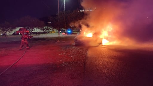 Imagen Se incendia auto de madrugada en el sector poniente de Torreón