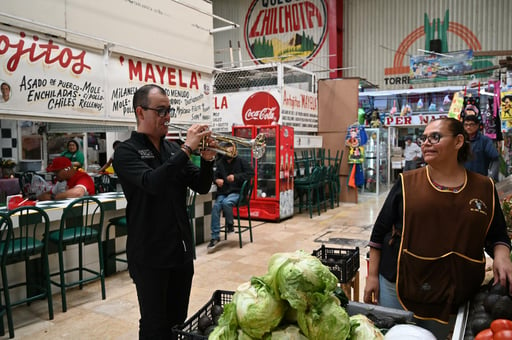 Imagen Miembro del Mariachi Vargas sorprende al Mercado Juárez con su música