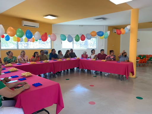 Abuelitos de niños y niñas pertenecientes a la Guardería de Seguridad Pública. (FABIOLA P. CANEDO)