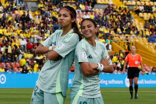 La atacante Montserrat Saldivar (i) celebrando el segundo gol mexicano en la justa mundialista que se celebra en tierras colombianas. (AGENCIAS)