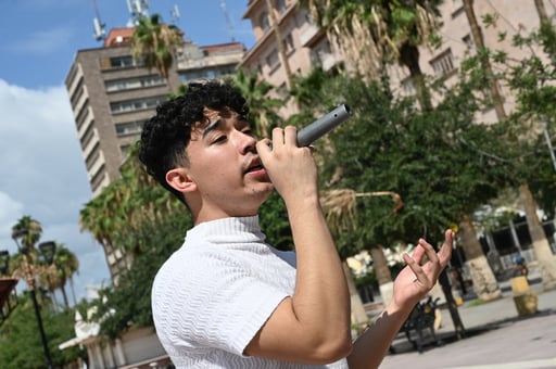 Les canta. Bilhan cantó en la Plaza de Armas varios temas, llamando la atención de las personas que por ahí paseaban.