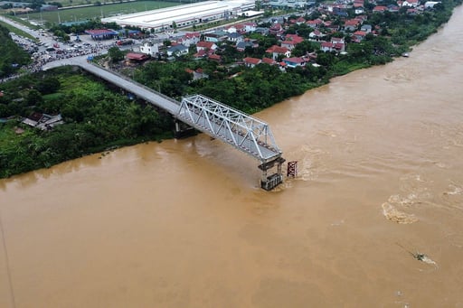 Imagen Al menos 13 desaparecidos al desplomarse un puente en medio del temporal en Vietnam