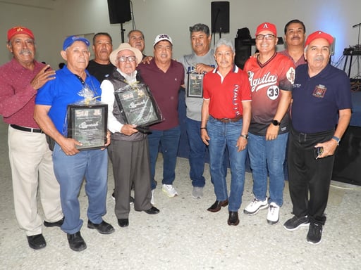 Después de esta ceremonia se sirvió un suculento banquete, sin faltar los refrescos helados para mitigar la sed.