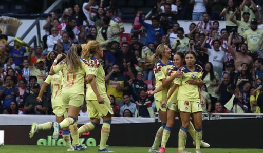 Imagen El América arrasa con las Chivas en el clásico femenil