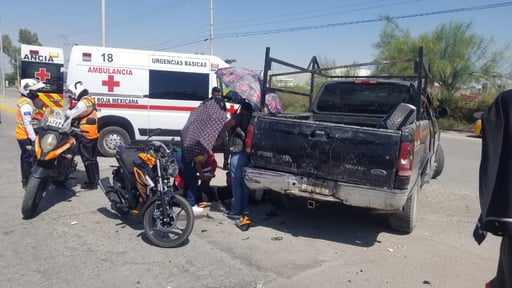 Imagen Joven motociclista es enviado al hospital tras chocar con camioneta