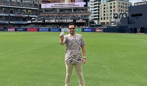 Imagen Dueño de Leones de Yucatán lanza primera bola en MLB