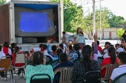 Estudiantes disfrutaron de una serie de cortometrajes presentados a través del Cine Móvil. (DIANA GONZÁLEZ)