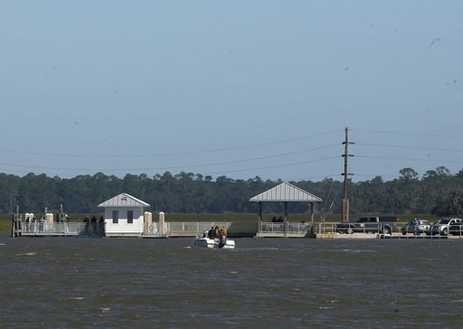 Derrumbe de parte de un muelle en la isla de Sapelo. (AP)