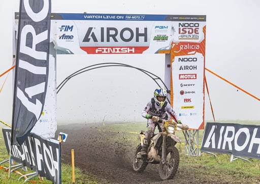 Sergio Salazar Villa mostró su determinación y pericia sobre la motocicleta, al completar el reto de esta prueba en Silleda, España, donde apareció la lluvia que provocó barro, lo que dificultó aún más el manejo.