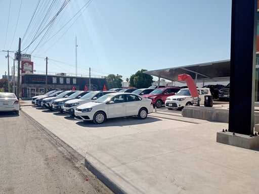 Lotes de venta de automóviles. (FABIOLA P. CANEDO)