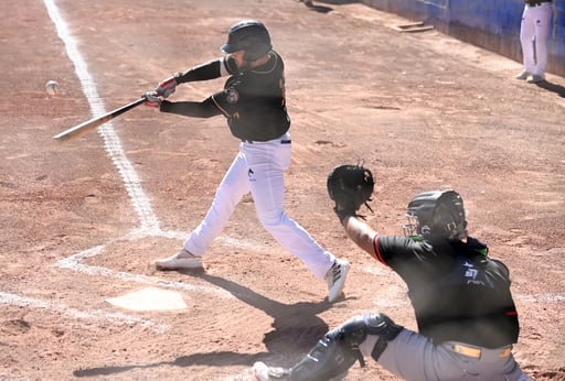 Los de la Sección 74 se impusieron frente a la novena sampetrina en la
Liga Premier de Beisbol de La Laguna. (Fotografía Ramón Sotomayor)