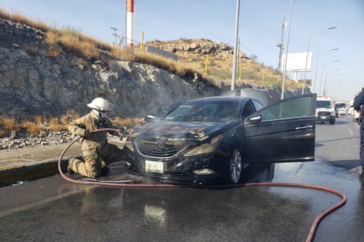 Imagen Se incendia vehículo en Ramos Arizpe por posible corto circuito